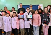 Torres entregó equipamiento informático a escuelas de la Meseta