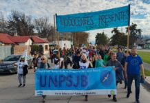 Docentes universitarios marcharon en Esquel contra los vetos en educación y salud