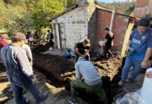 Continúa la capacitación en auxiliar de gasista con la instalación de cañerías y equipos en la casa de una vecina