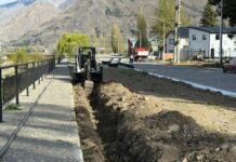 Continúan las obras en el Paseo de la Cascada con la instalación del sistema de riego