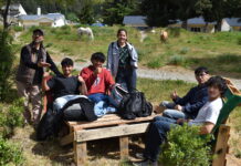 Estudiantes de la Escuela 735 colocaron bancos y sillas en El Maitenal