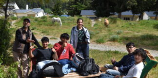 Estudiantes de la Escuela 735 colocaron bancos y sillas en El Maitenal
