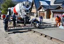 Comenzó la etapa de hormigonado en la obra de pavimento de la calle 25 de Mayo