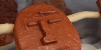 Inauguran muestra de máscaras cerámicas creadas por estudiantes de escuelas rurales de Chubut