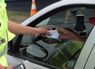 Advierten que conducir con una licencia trucha es un delito penal