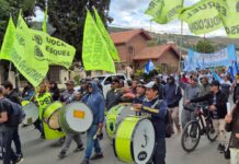 Gremios, organizaciones sociales y vecinos marcharon en Esquel contra la reforma laboral