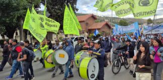 Gremios, organizaciones sociales y vecinos marcharon en Esquel contra la reforma laboral