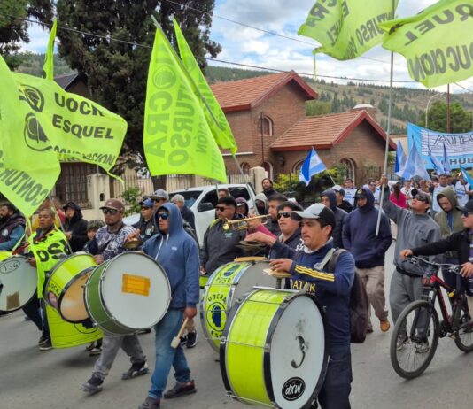 Gremios, organizaciones sociales y vecinos marcharon en Esquel contra la reforma laboral