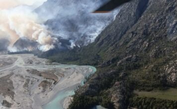 Sigue el operativo para controlar el incendio forestal en la zona de El Turbio