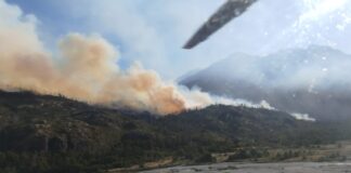 Brigadistas siguen trabajando en el incendio en El Turbio