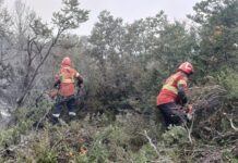 El fuego continúa sin ingresar al ejido de Esquel