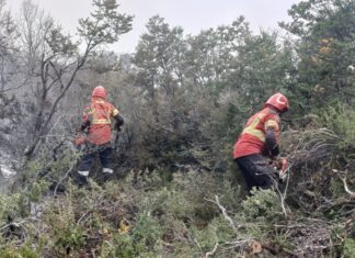 El fuego continúa sin ingresar al ejido de Esquel
