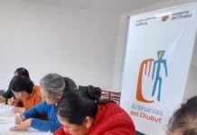 Artesanas chubutenses comenzaron a vender sus producciones en la estación de “La Trochita”