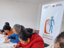 Artesanas chubutenses comenzaron a vender sus producciones en la estación de “La Trochita”