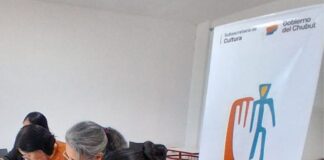 Artesanas chubutenses comenzaron a vender sus producciones en la estación de “La Trochita”