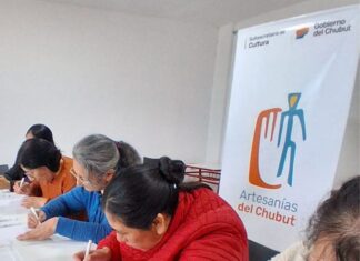 Artesanas chubutenses comenzaron a vender sus producciones en la estación de “La Trochita”