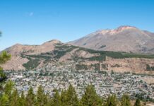 Esquel cumple años: acto oficial y desfile de instituciones