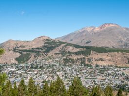 Esquel cumple años: acto oficial y desfile de instituciones