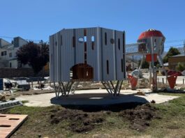 Comenzó la instalación de los juegos temáticos en la Plaza del Cielo