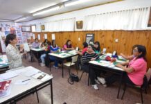 Capacitan al personal de jardines maternales municipales en técnicas de conservación de libros