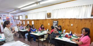 Capacitan al personal de jardines maternales municipales en técnicas de conservación de libros