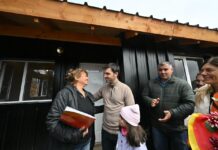 Se entregaron las primeras viviendas a familias que perdieron todo en los incendios de la Comarca Andina