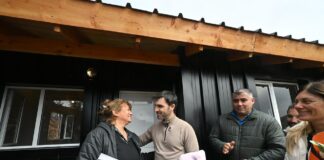 Se entregaron las primeras viviendas a familias que perdieron todo en los incendios de la Comarca Andina