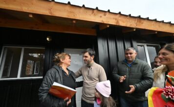 Se entregaron las primeras viviendas a familias que perdieron todo en los incendios de la Comarca Andina