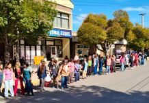 Un abrazo en defensa del Hospital de Esquel