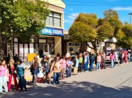 Un abrazo en defensa del Hospital de Esquel