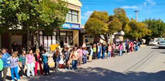 Un abrazo en defensa del Hospital de Esquel