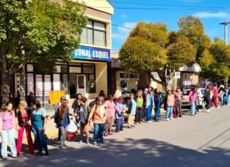 Un abrazo en defensa del Hospital de Esquel
