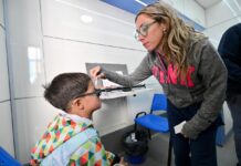 Chubut supera los 3.700 controles oftalmológicos en escuelas con entrega gratuita de anteojos