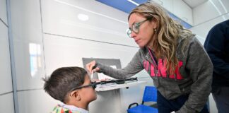 Chubut supera los 3.700 controles oftalmológicos en escuelas con entrega gratuita de anteojos