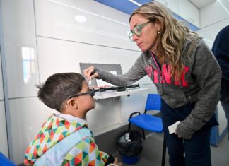 Chubut supera los 3.700 controles oftalmológicos en escuelas con entrega gratuita de anteojos