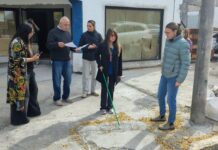 Colocan baldosas podotáctiles en el centro de Esquel