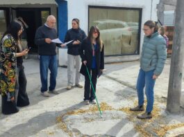Colocan baldosas podotáctiles en el centro de Esquel