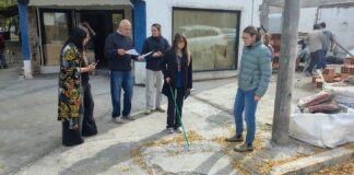 Colocan baldosas podotáctiles en el centro de Esquel