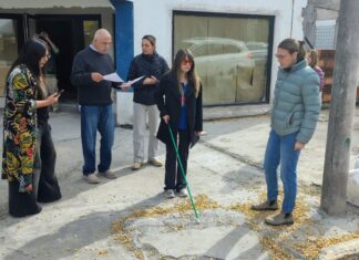 Colocan baldosas podotáctiles en el centro de Esquel