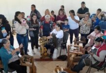 Hilanderas de toda la provincia se reúnen en Esquel para compartir saberes