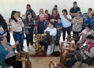 Hilanderas de toda la provincia se reúnen en Esquel para compartir saberes