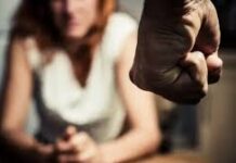 Condenan a un hombre por amenazar a su pareja y golpear a su amiga