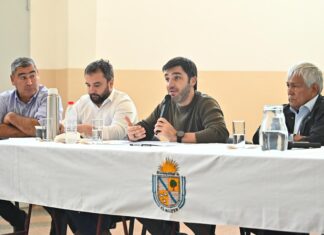 Soluciones habitacionales y alivio fiscal: ante vecinos de El Maitén, Torres anunció medidas para la Comarca Andina