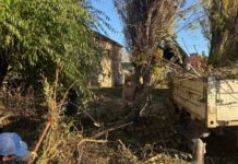Realizan trabajos de limpieza y mantenimiento en el arroyo Esquel