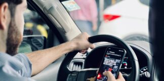 Comenzaron a aplicar multas de hasta 600 mil pesos por usar el celular al conducir y no utilizar el cinturón de seguridad