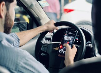 Comenzaron a aplicar multas de hasta 600 mil pesos por usar el celular al conducir y no utilizar el cinturón de seguridad