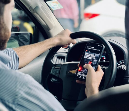 Comenzaron a aplicar multas de hasta 600 mil pesos por usar el celular al conducir y no utilizar el cinturón de seguridad