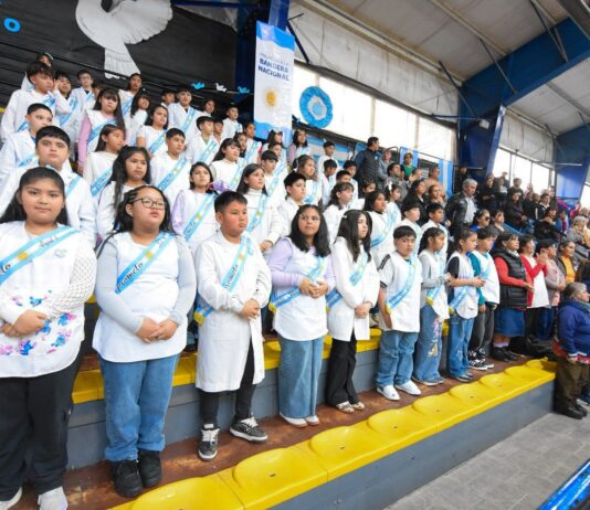 Más de 140 alumnos realizaron la Promesa de Lealtad a la Bandera en un emotivo acto en Esquel