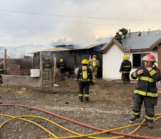 El municipio dispuso un operativo de asistencia a la familia damnificada por el incendio en el barrio Lennart Englund