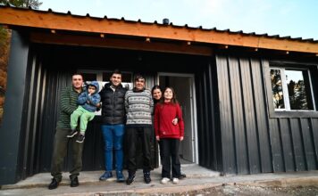 El Hoyo: entregan viviendas a familias afectadas por incendios